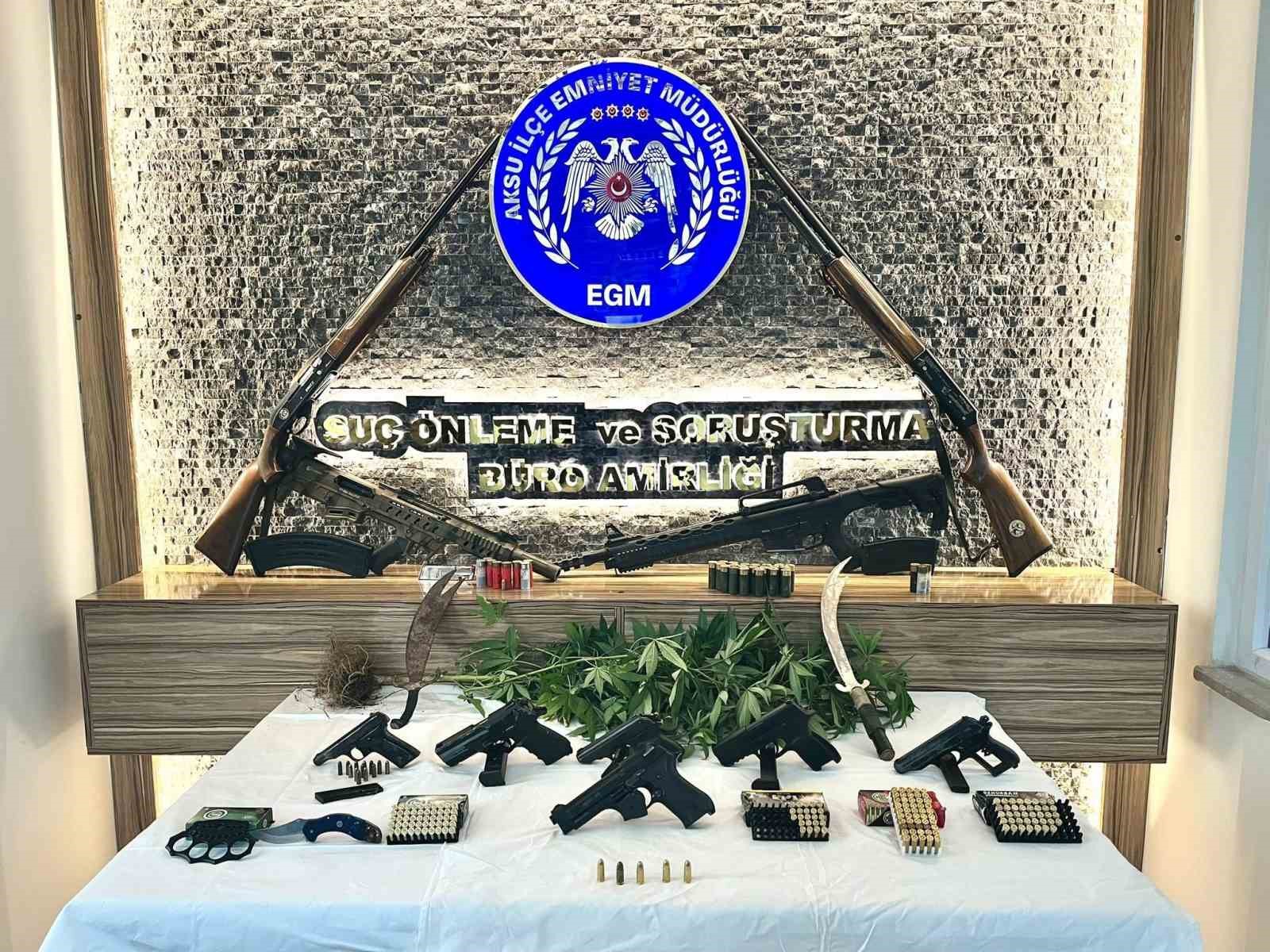 Antalya’da çok sayıda ruhsatsız silah ele geçti: 9 gözaltı