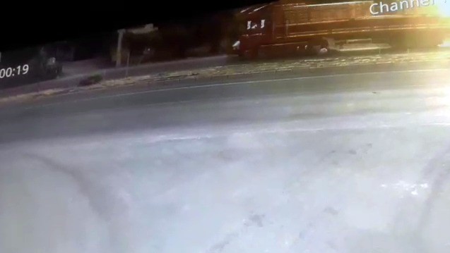 Kara yolunda karşıya geçmeye çalışırken tır çarptı