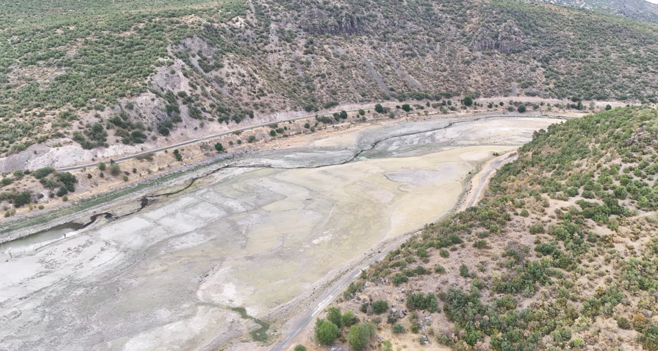 Kıyılarda derin çatlaklar oluştu!