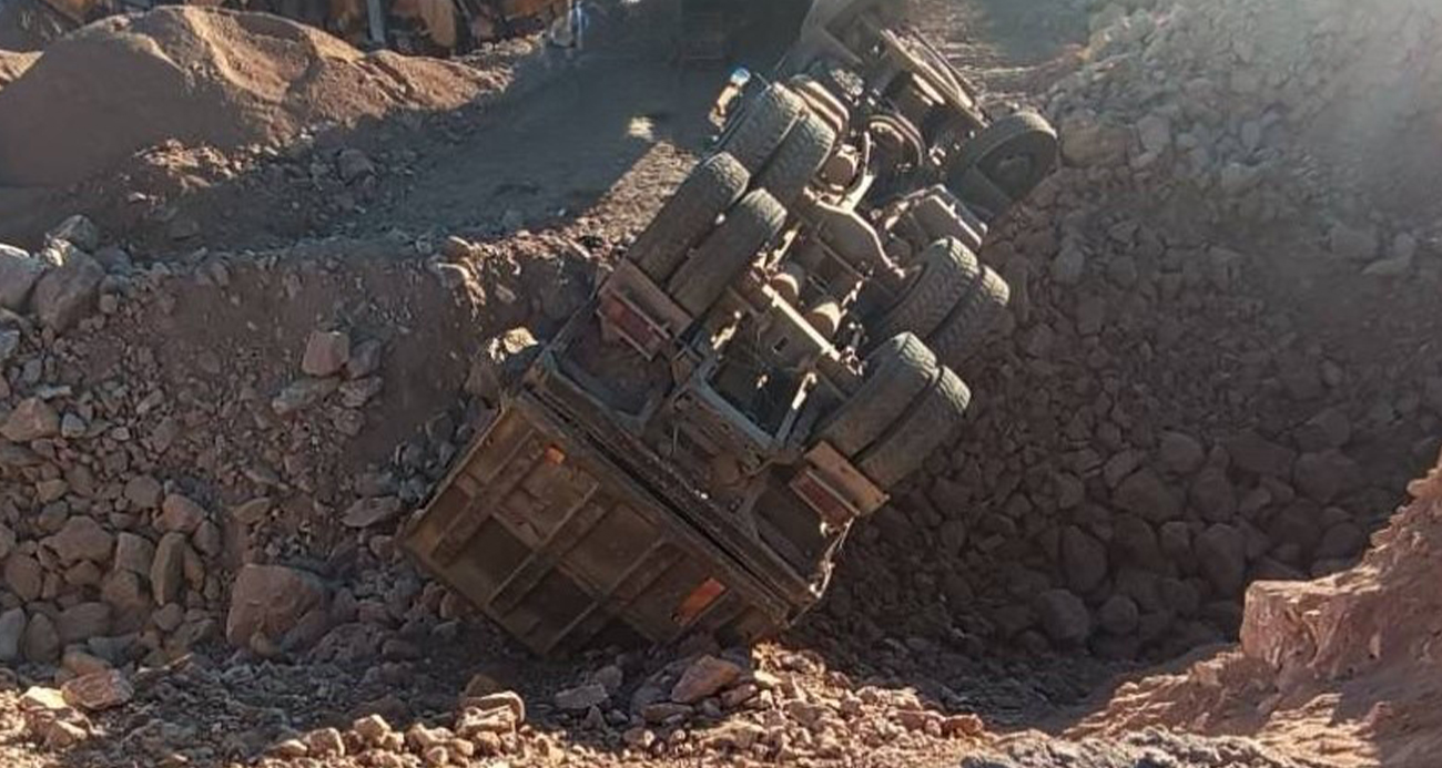 Bursa’da kontrolden çıkan hafriyat kamyonu devrildi