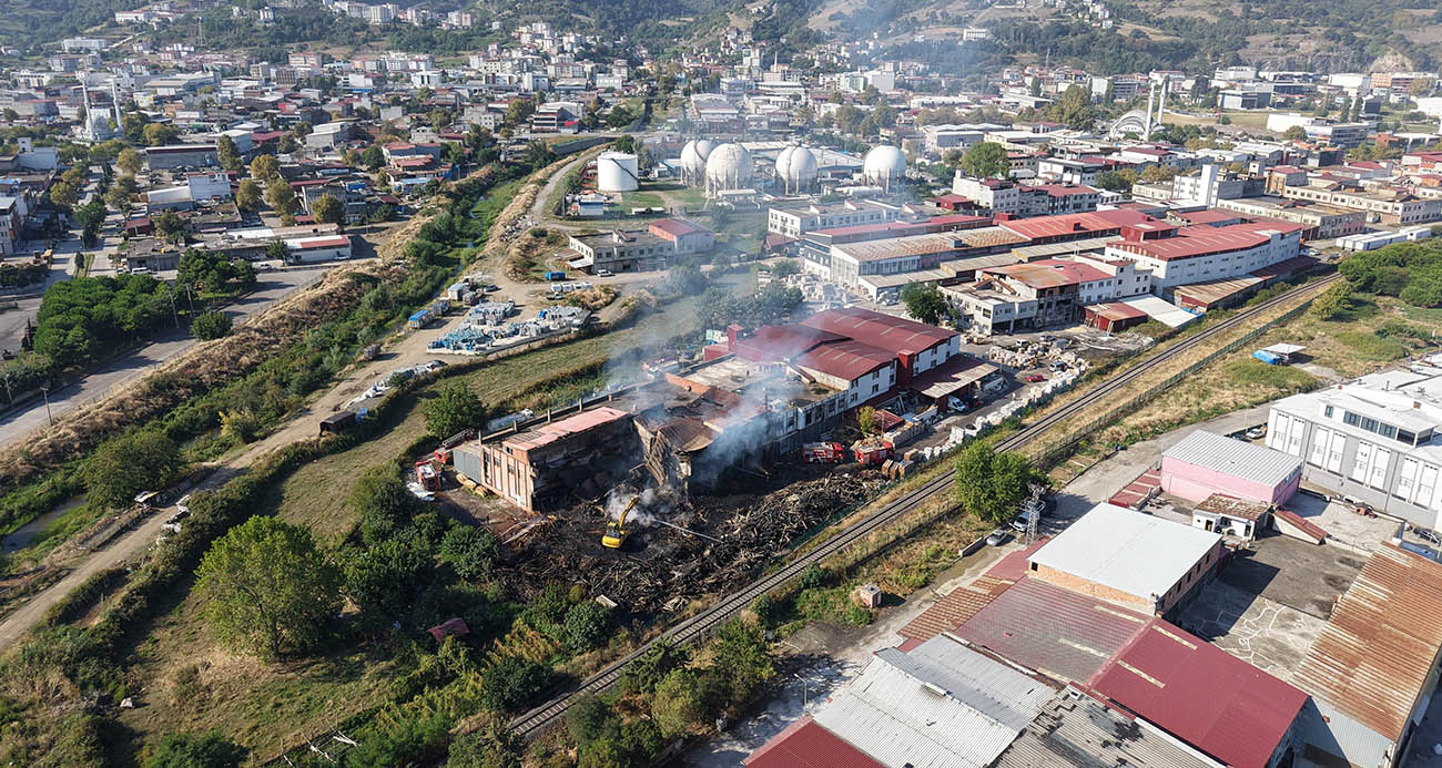 Kereste fabrikası yangınında soğutma çalışmaları sürüyor
