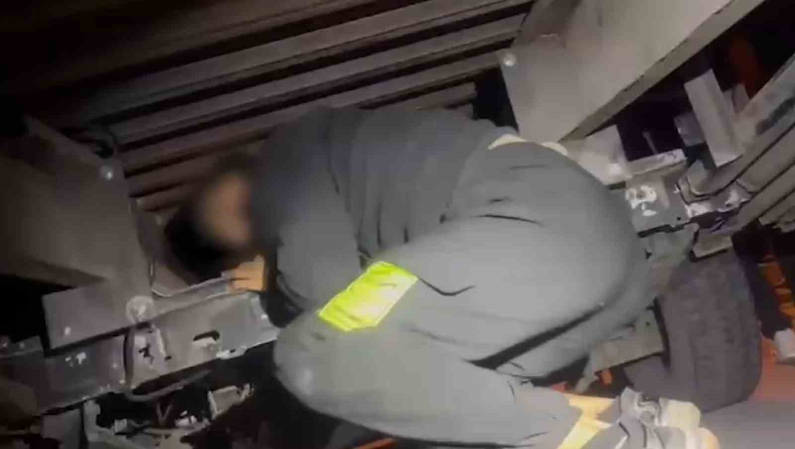 Oto kurtarıcıya yapılan gizli bölmede 2 düzensiz göçmen yakalandı