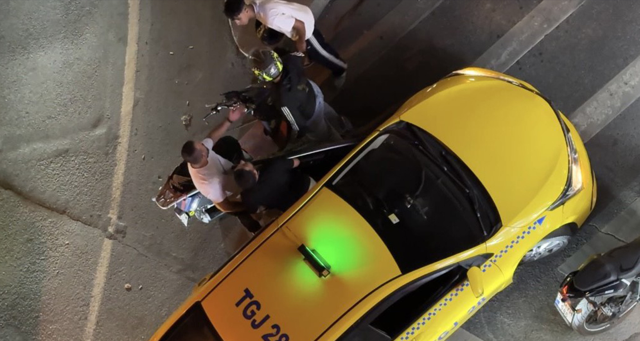 Şişli’de taksi şoförüyle motosikletli arasındaki yol verme tartışması kameraya yansıdı