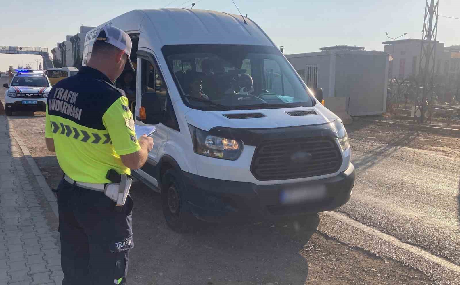 Jandarmadan 534 okul önü-çevresi ile servis araçlarına yönelik uygulama