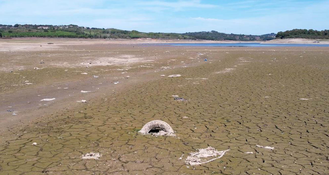 İstanbul’da baraj suyu çekildi, atıklar gün yüzüne çıktı