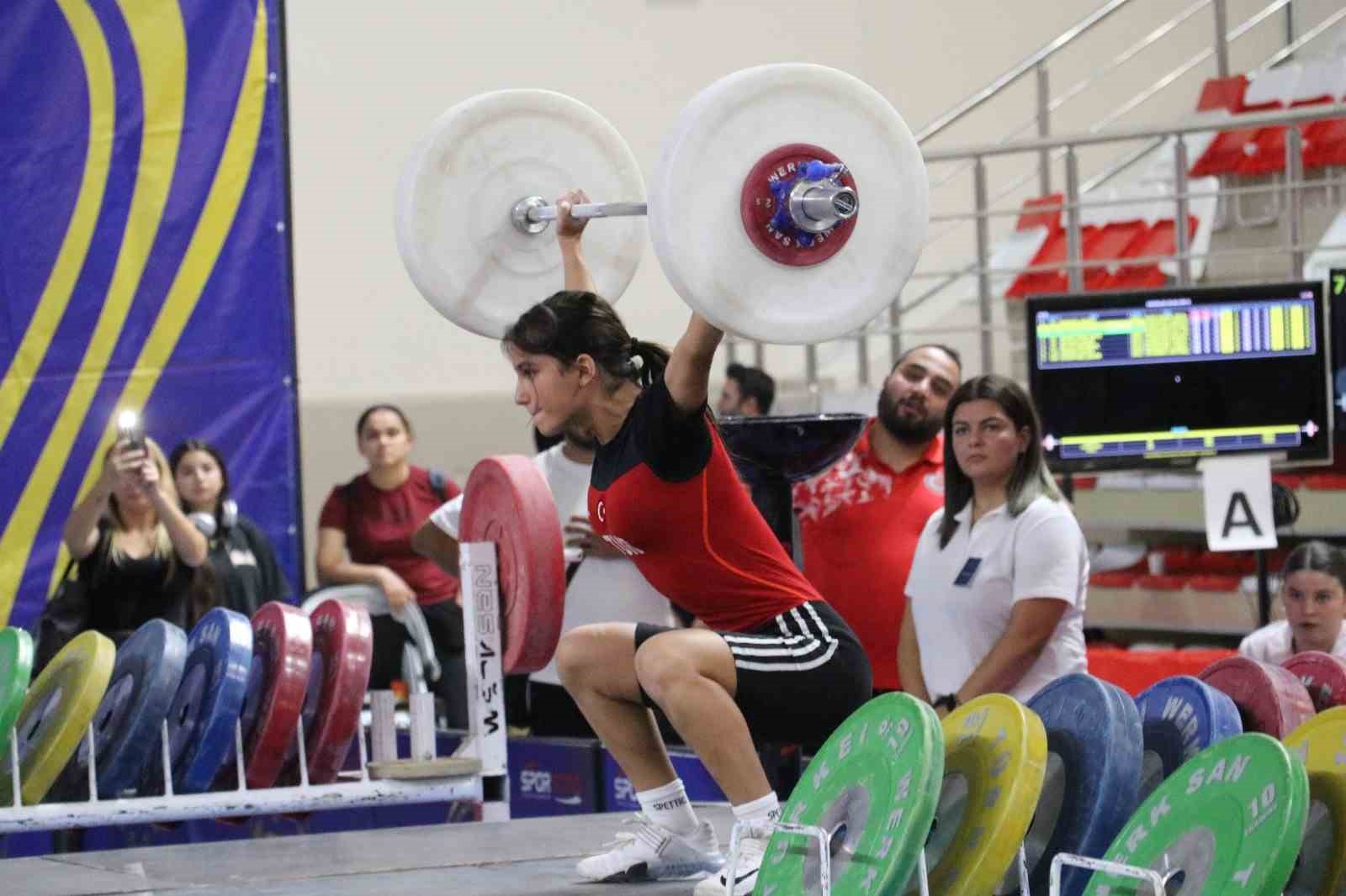 Gençler Kulüpler Türkiye Halter Şampiyonası Eskişehir’de başladı