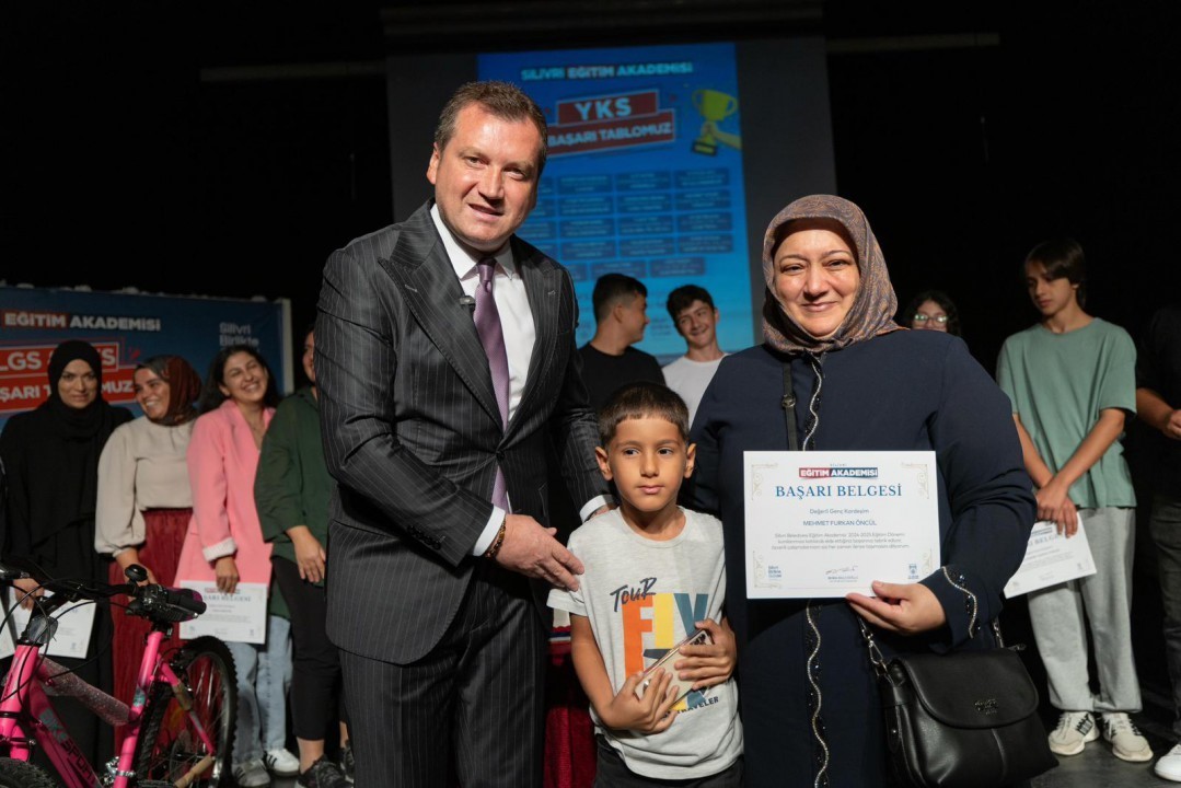 Başkan Balcıoğlu, Eğitim Akademisi’nde başarılı olan öğrencilere ödüllerini verdi