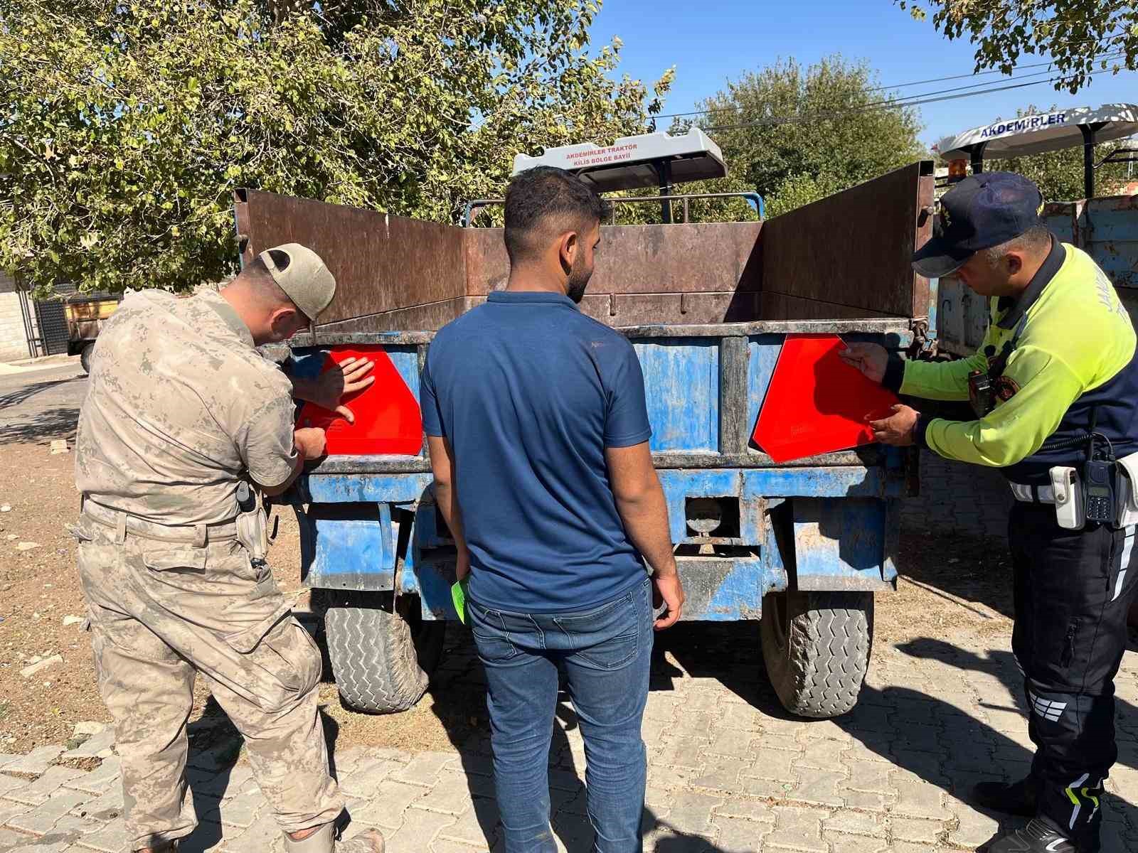 Kilis’te çiftçilere güvenli traktör kullanımı eğitimi verildi