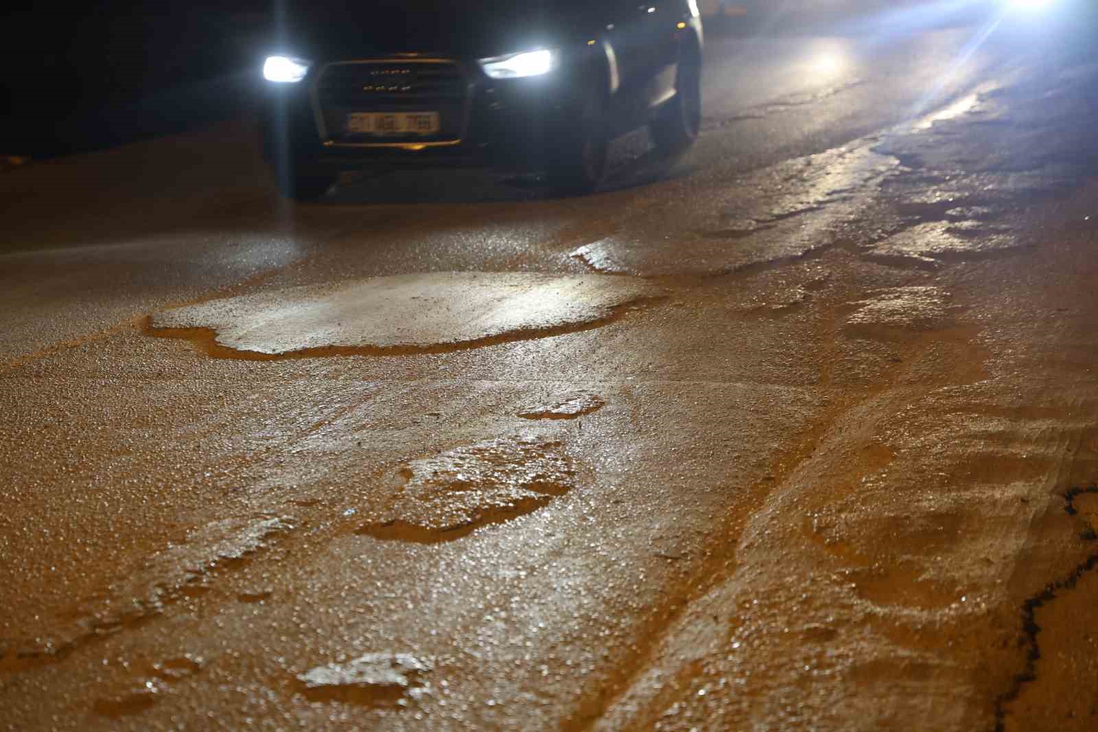 Seyir halindeyken yola beton döken mikser, vatandaşları çileden çıkarttı