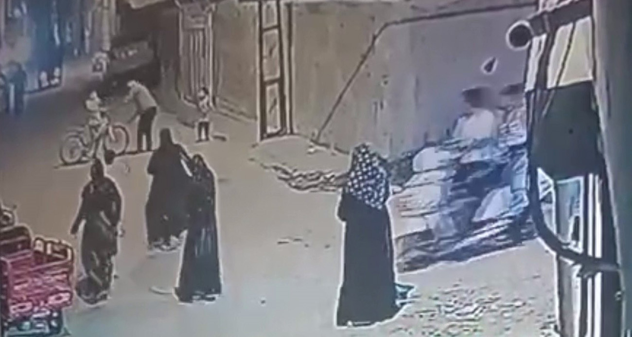 Sesinden rahatsız olduğu çocukları sopayla dövdü