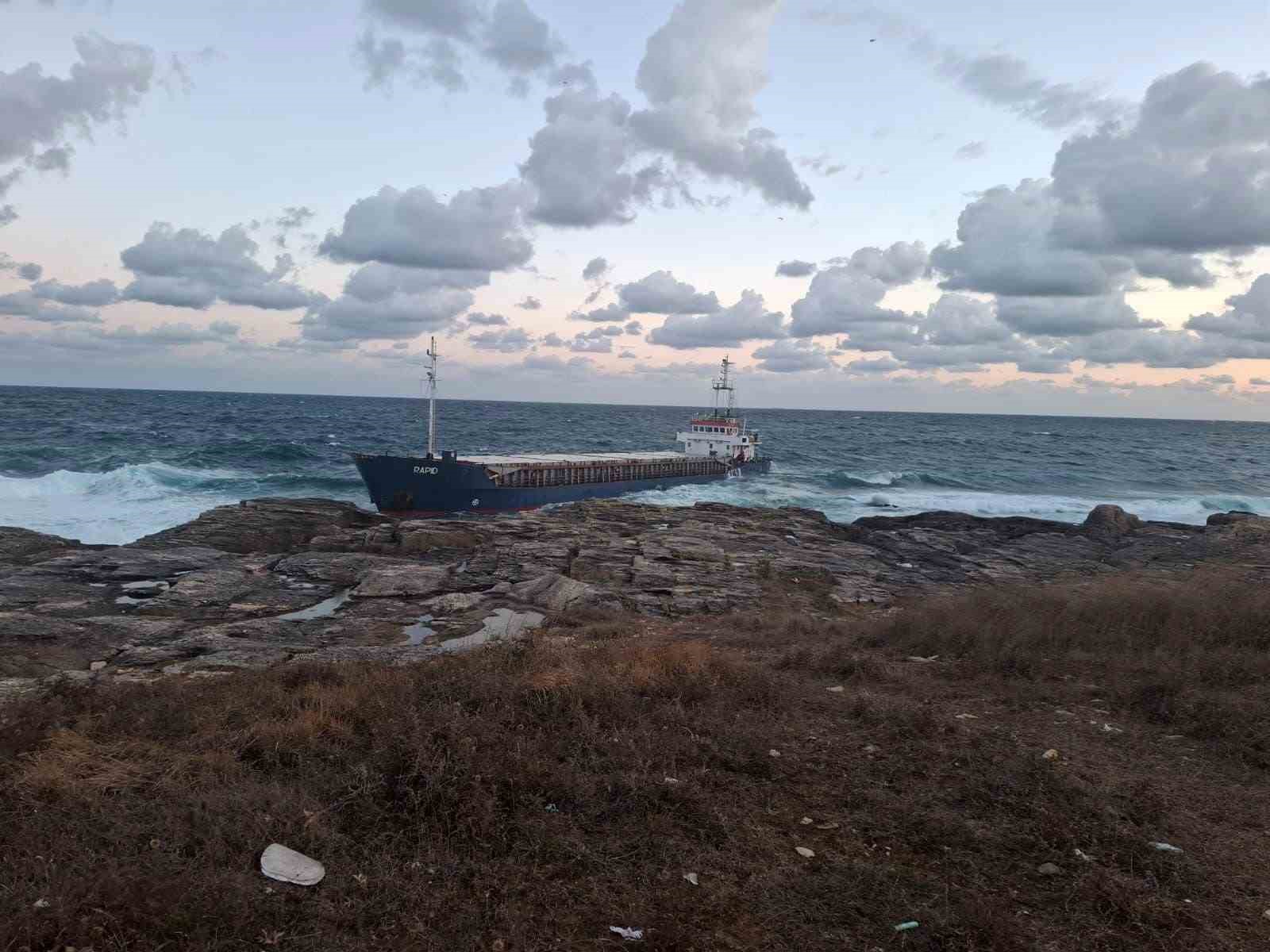 Kocaeli’de karaya oturan yük gemisinde bulunan 7 personelin tamamı havadan tahliye edildi