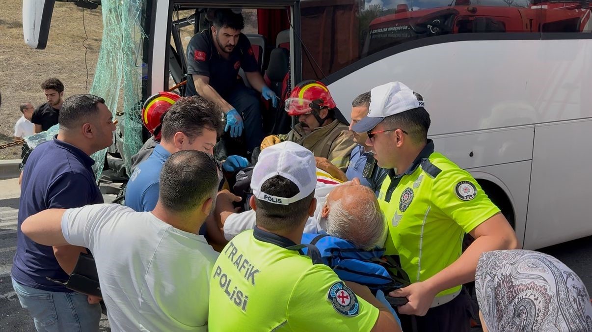 Yolcu otobüsü kamyona çarptı, sürücü araçta sıkıştı
