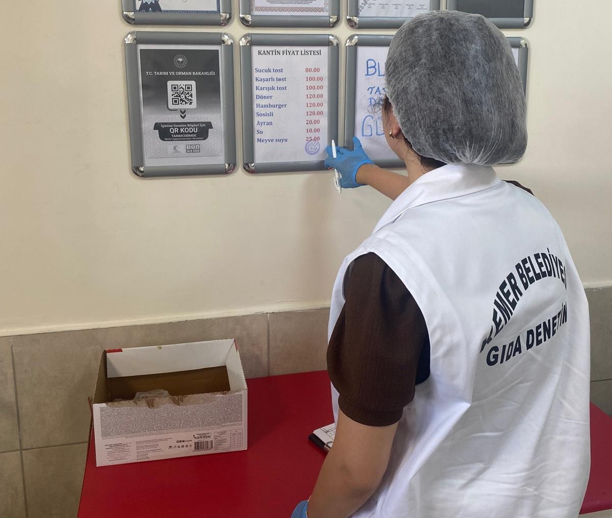 Kemer’de zabıta okul kantinlerindeki denetimlerini sürdürüyor