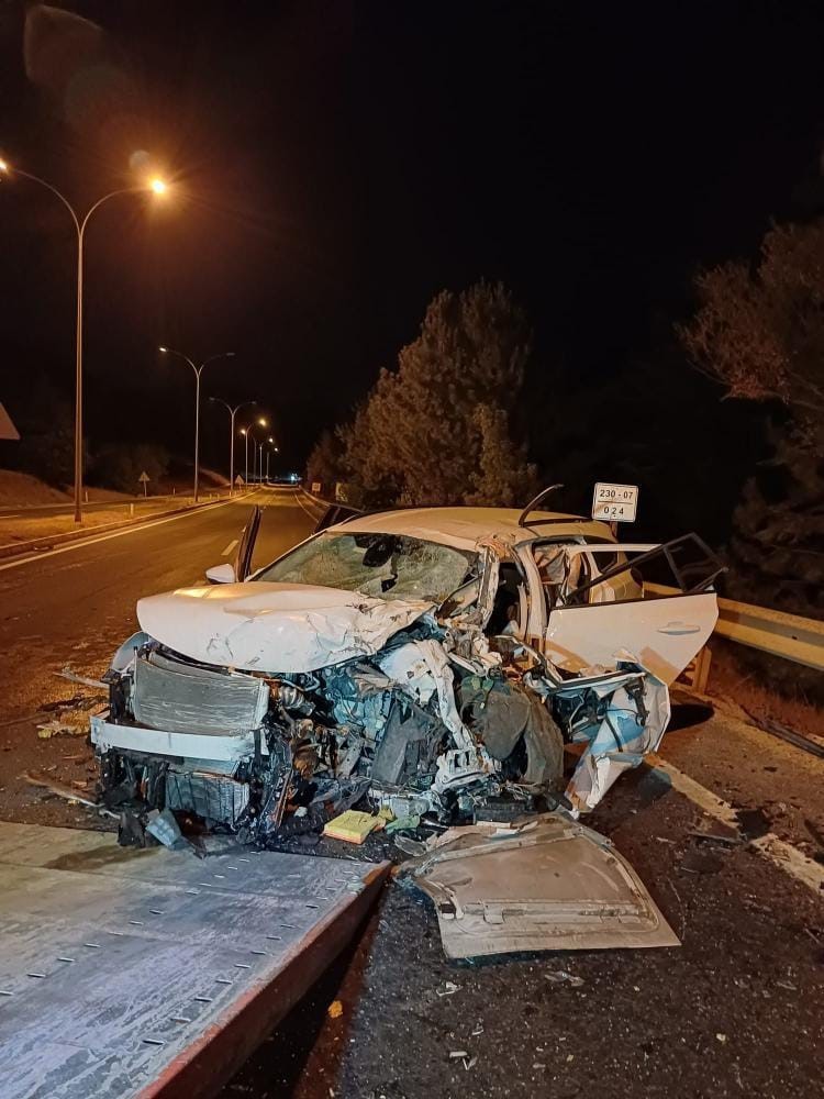 Yolcu otobüsüyle otomobil kafa kafaya çarpıştı: 1 ağır yaralı