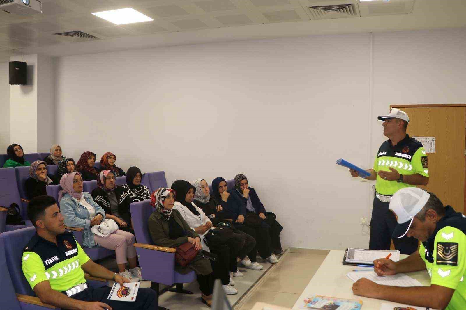 Kütahya’da jandarmadan 71 okul servis şoförü ve rehber personele eğitim