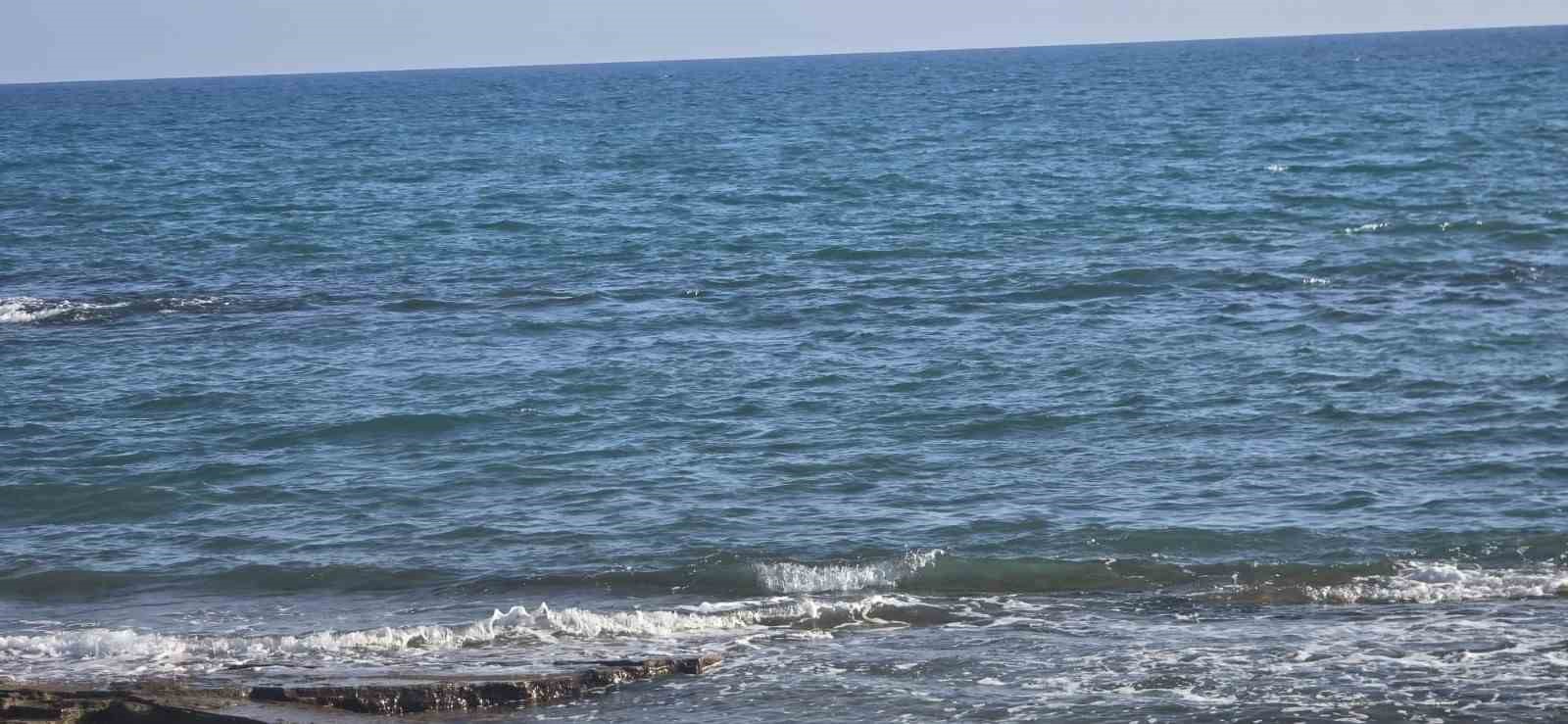 Ailesiyle birlikte geldiği sahilde denize giren adam boğuldu