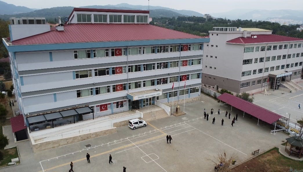 Okullarını el ele vererek yenilediler