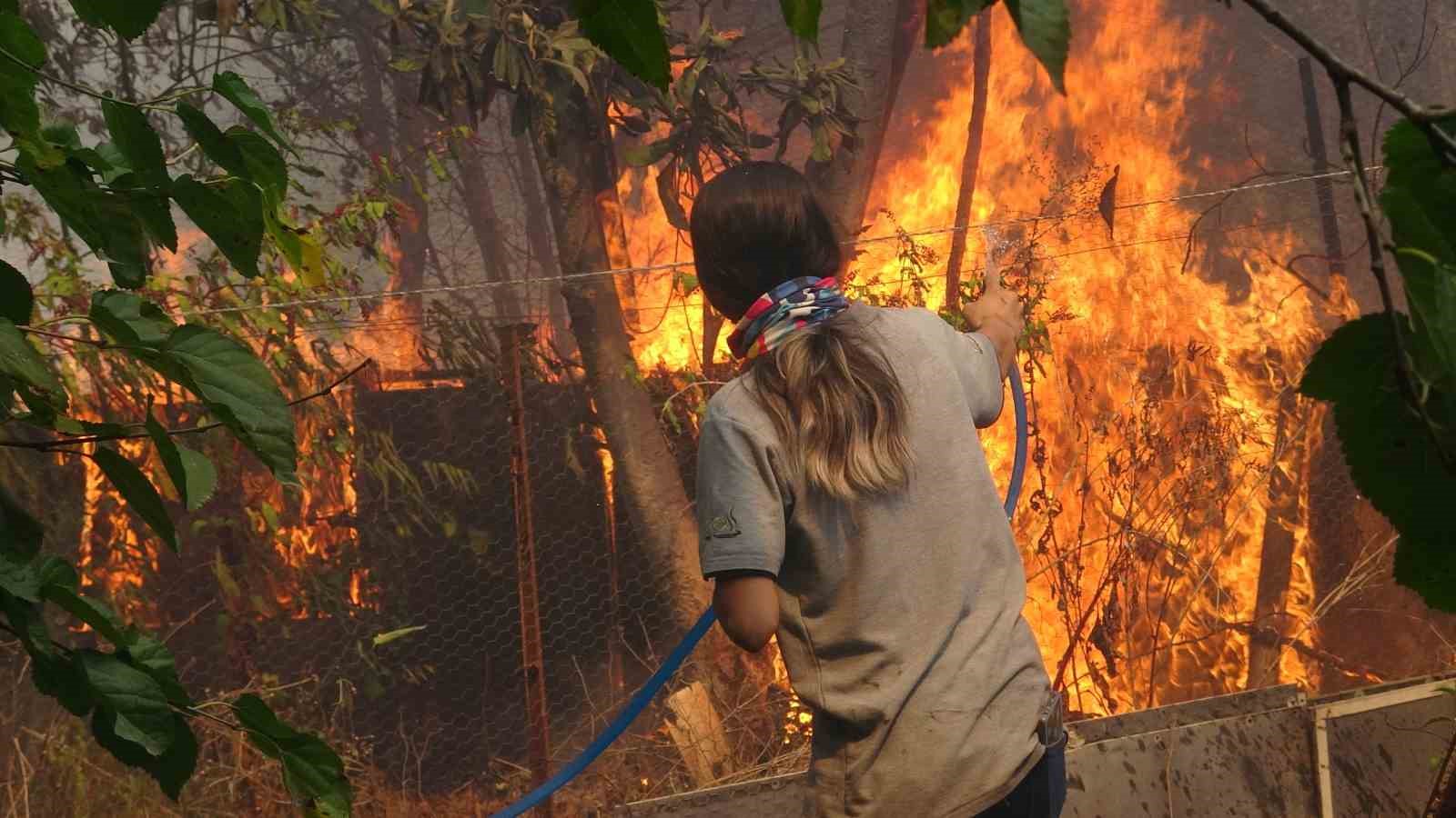Antalya’da alevler mahalleyi sardı, vatandaşlar seferber oldu