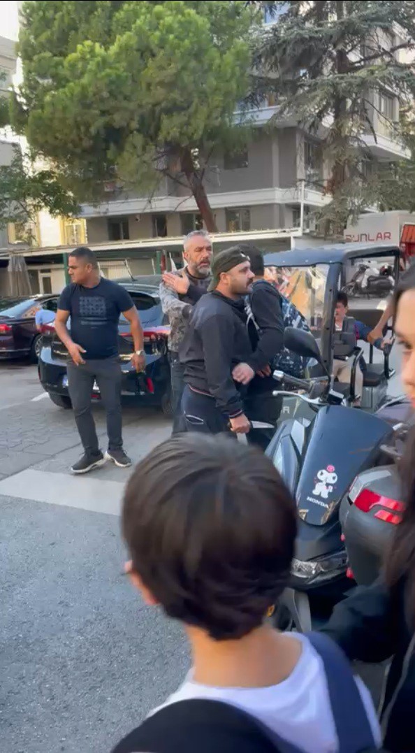 Kadıköy’de bir şahıs çocuğunun gözü önünde velilere bıçakla saldırmaya çalıştı