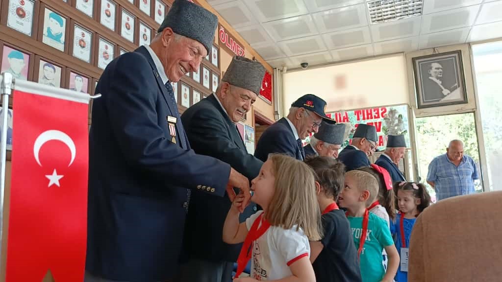 Minik yürekler, gazi dedelerini unutmadı