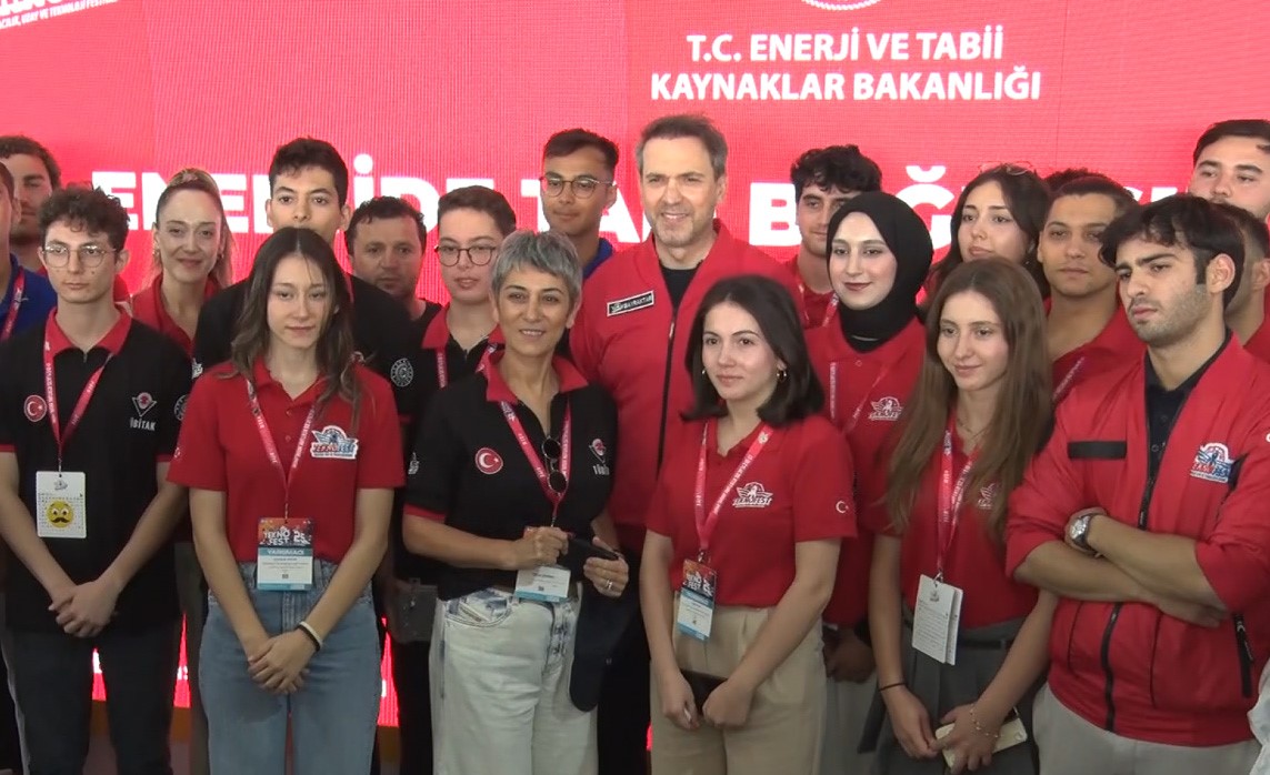 Enerji ve Tabii Kaynaklar Bakanı Bayraktar TEKNOFEST’TE gençlerle buluştu