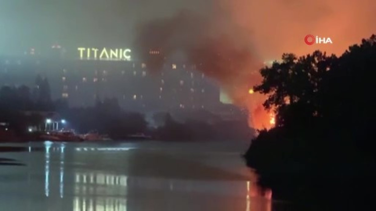 Aksu’da ormanlık alanda yangın: 2 otel tahliye ediliyor