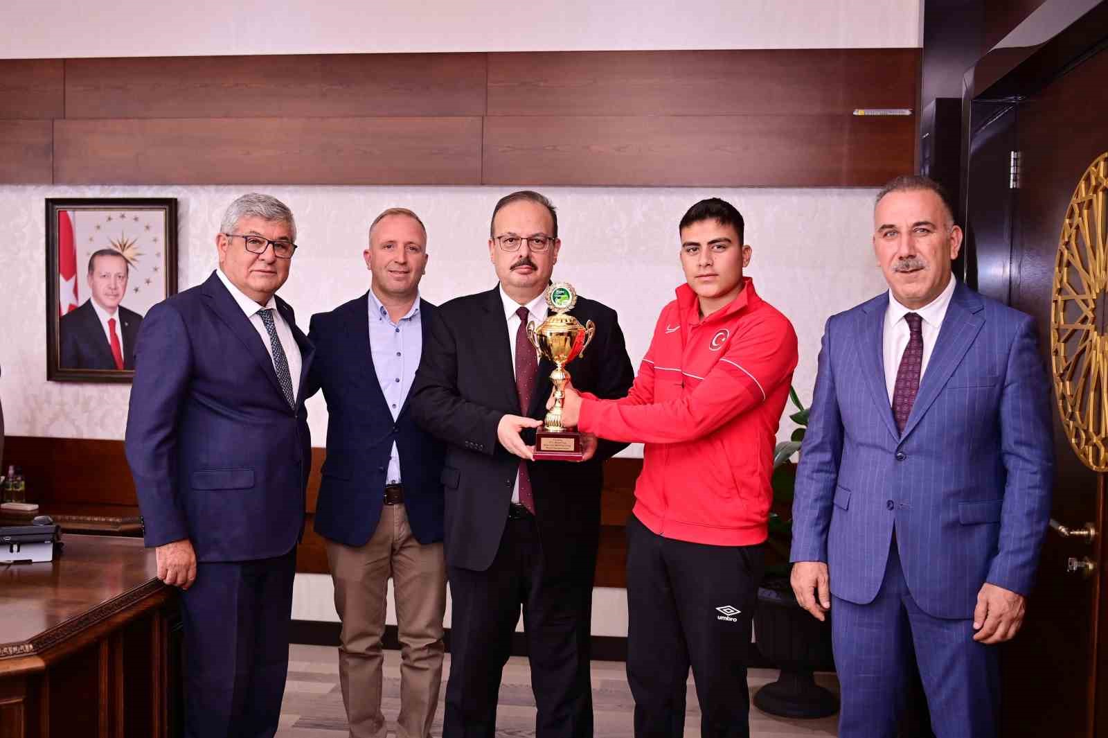 Vali Canbolat, dünya şampiyonunu ağırladı