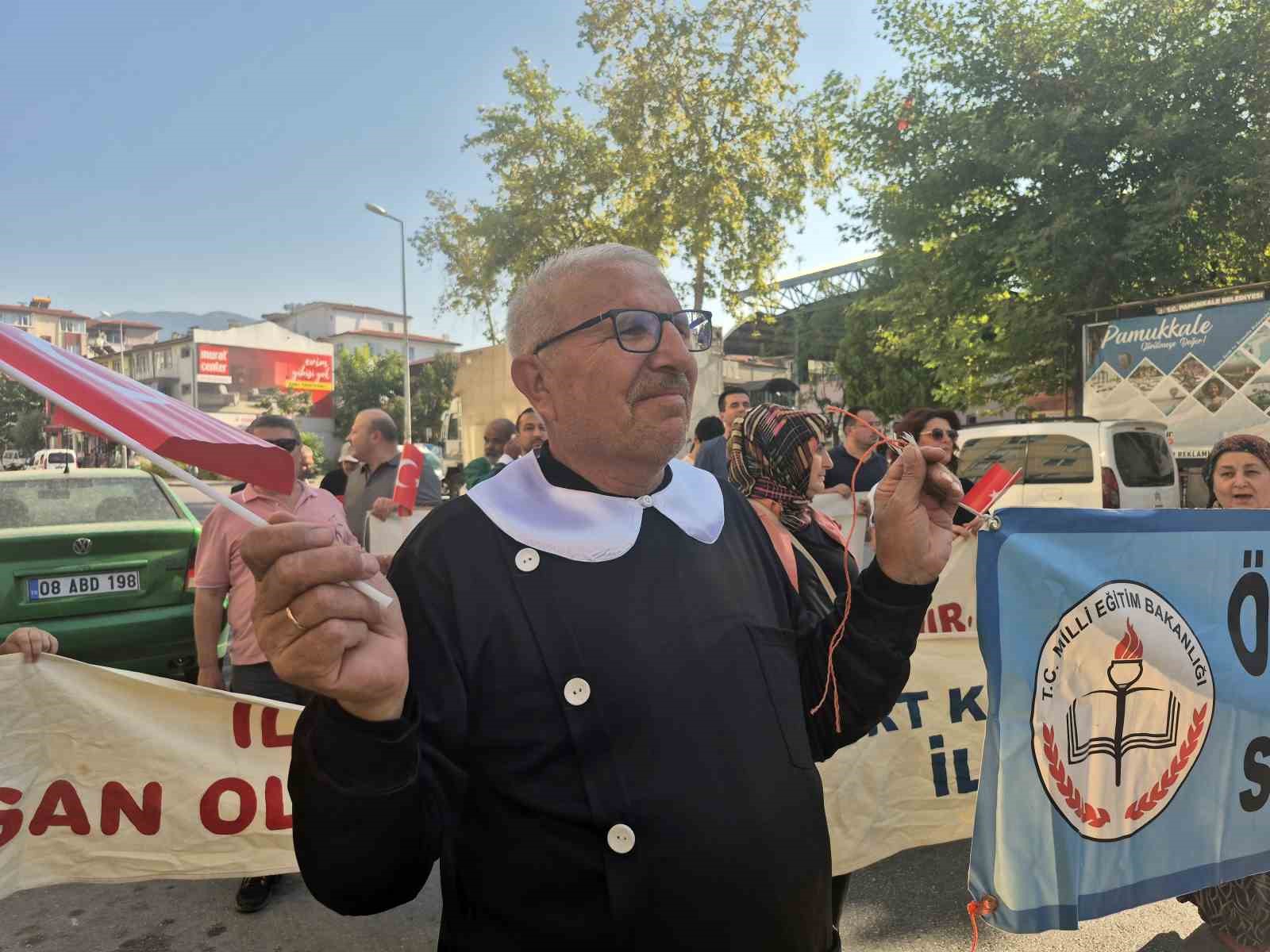 Çocuklarının yerine önlük giyen veliler, Okuma Haftasını sokaklarda kutladı