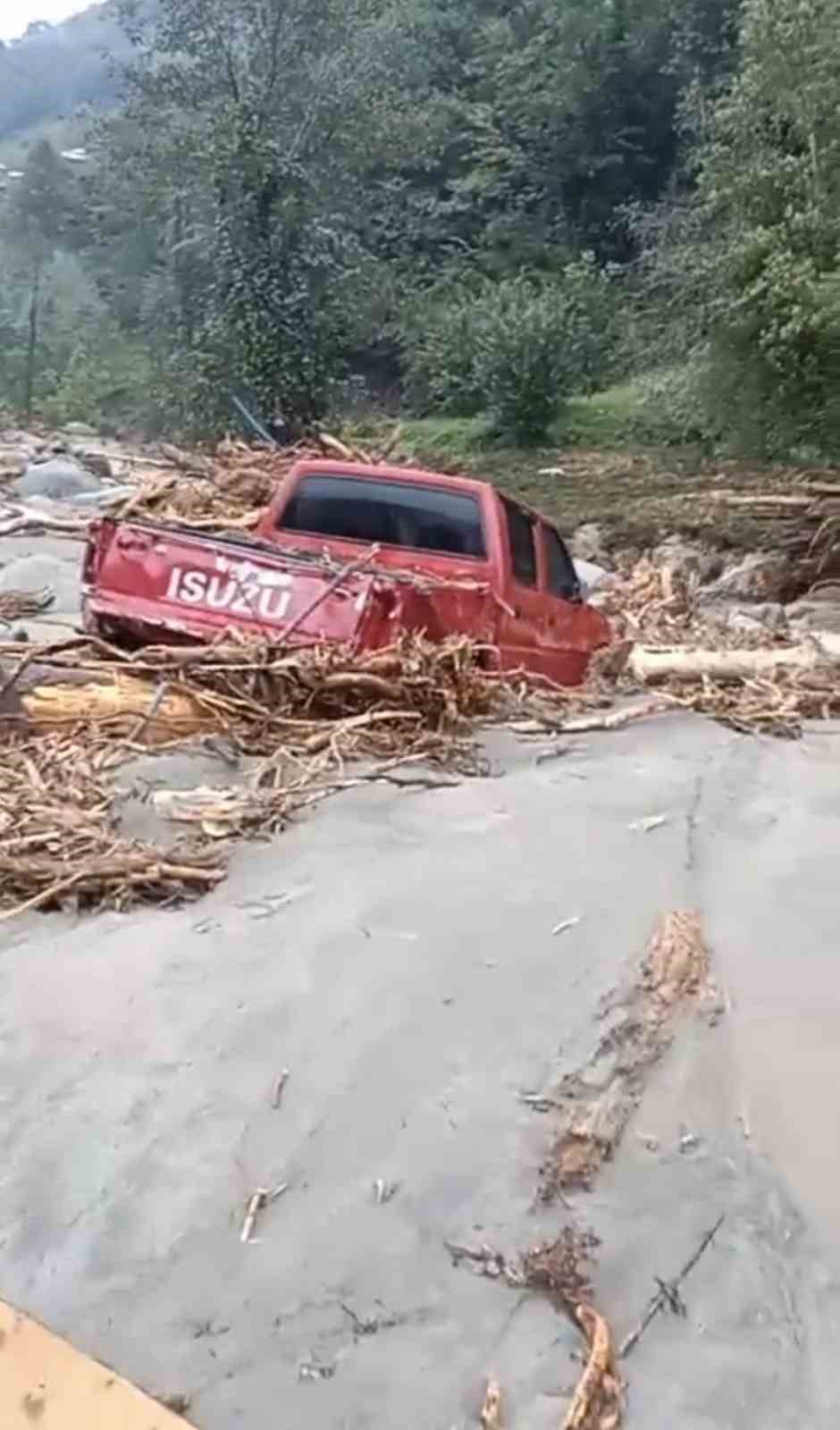 Rize’de 2 araç sel sularına kapıldı
