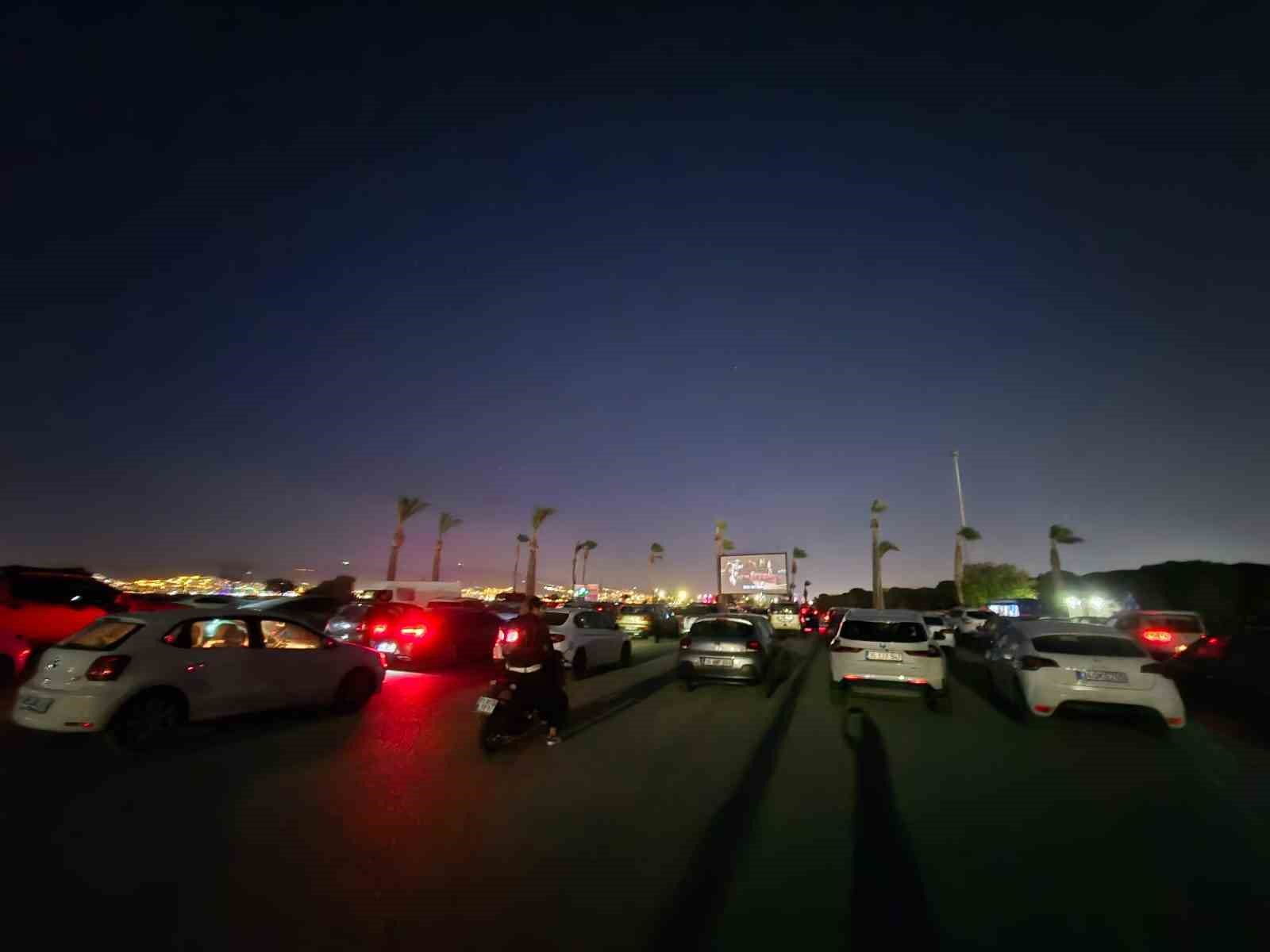 İzmir’de arabada film keyfi