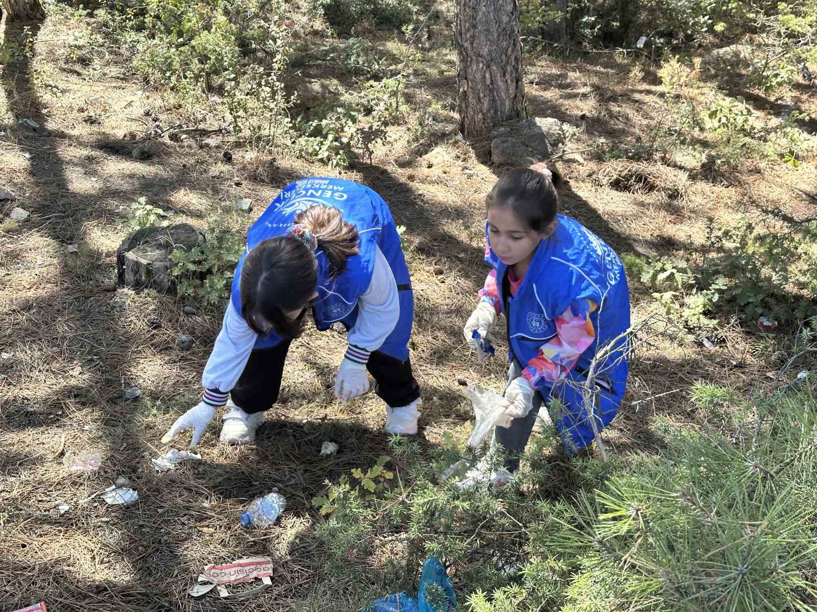 Kastamonu’da öğrenciler, ormanlık alanda çöp topladı