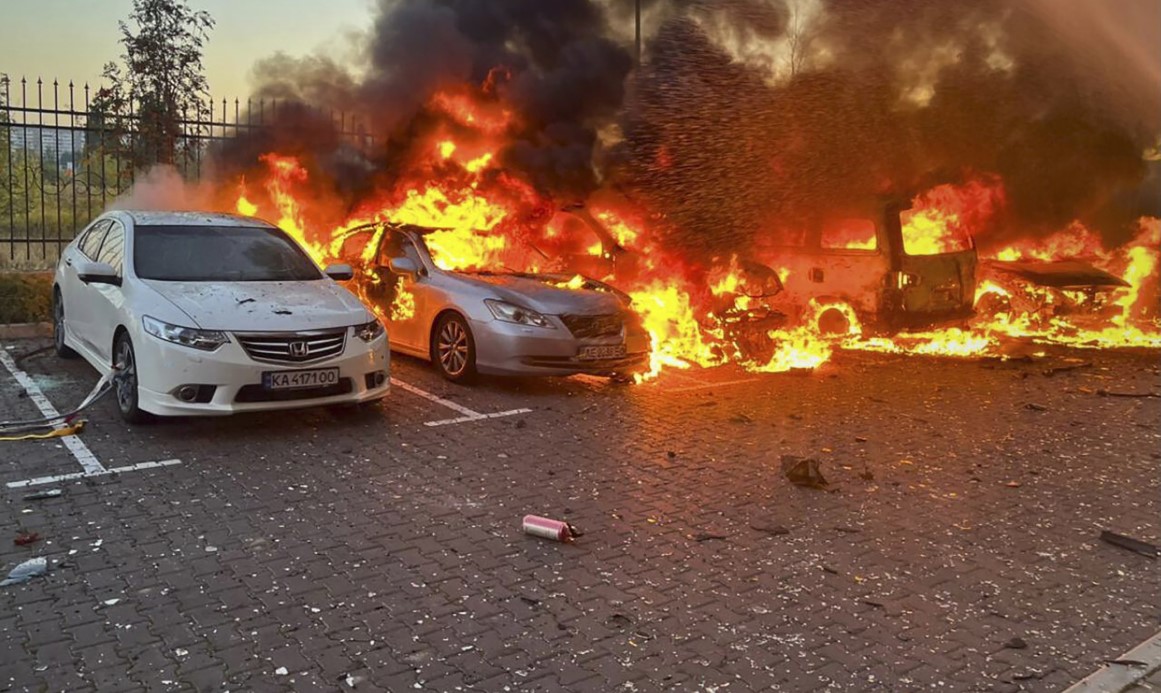 Rusya'dan Ukrayna'ya yoğun hava saldırısı: 3 ölü