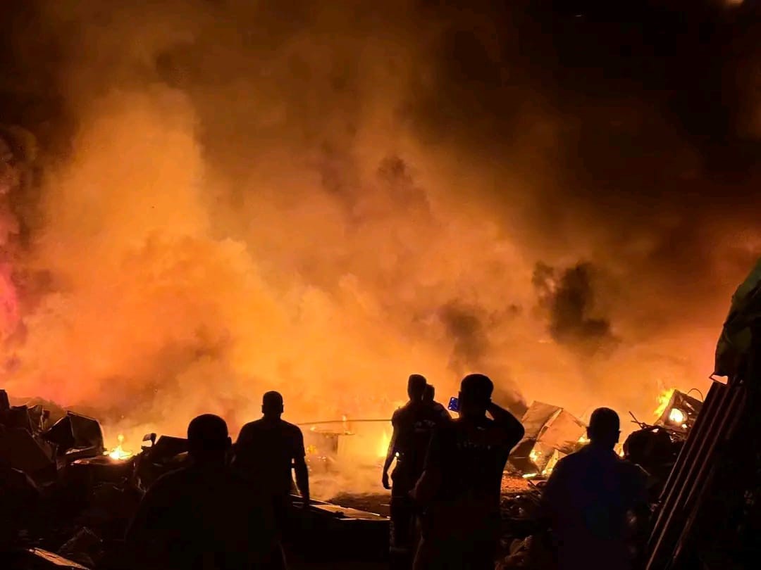 Alevlere teslim olan hurdalık alanda çıkan yangın geceyi aydınlattı