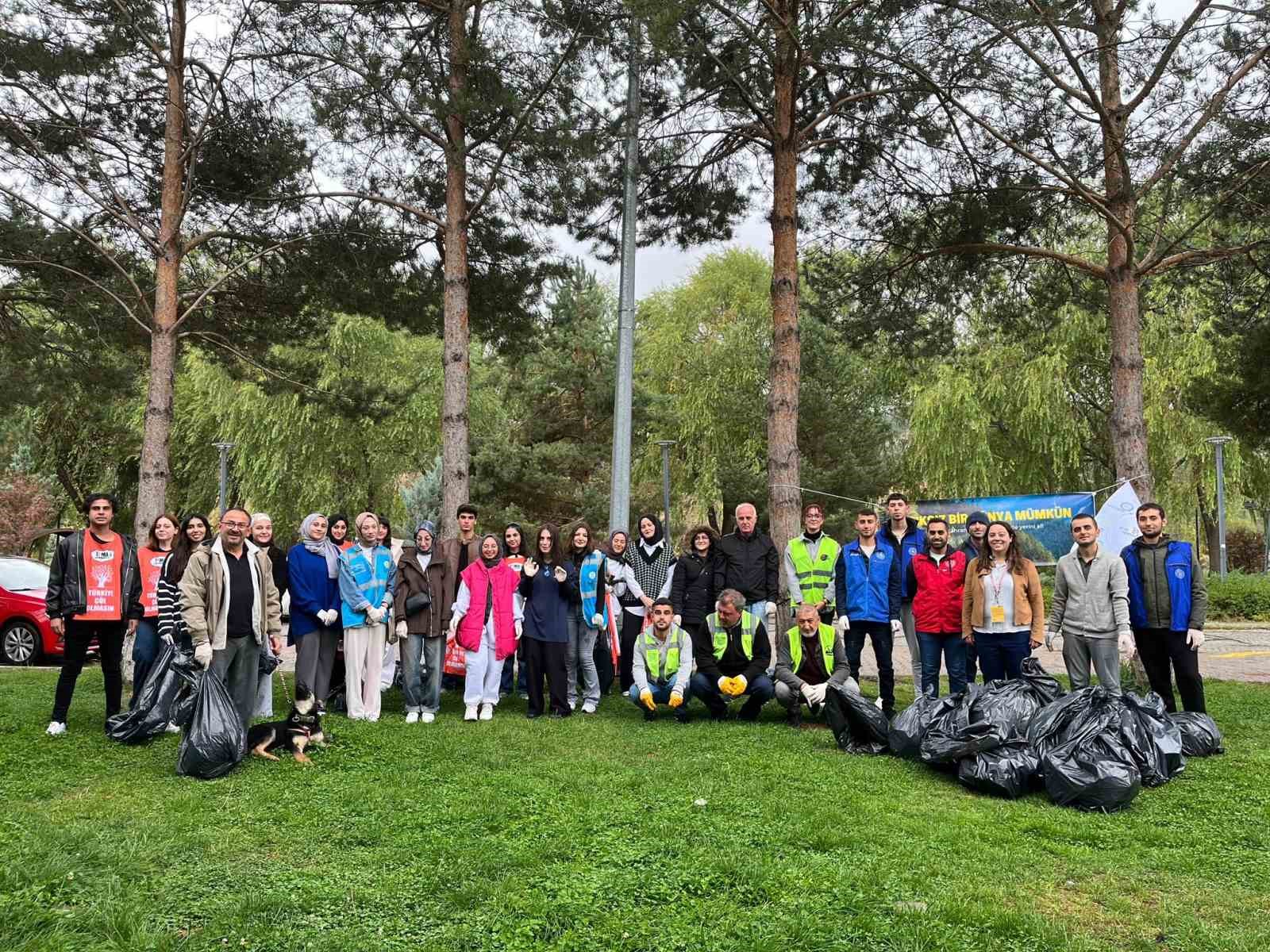 Bayburt’ta gönüllüler Yenişehir Parkı’nda çevre temizliği yaptı
