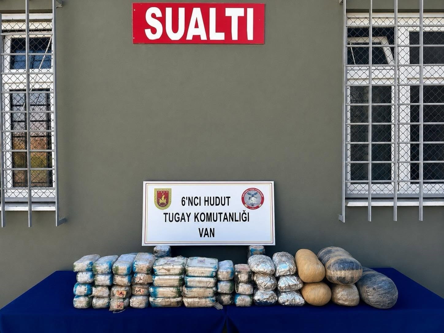 van-da-sinir-hattinda-44-kilo-uyusturucu-ele-gecirildi