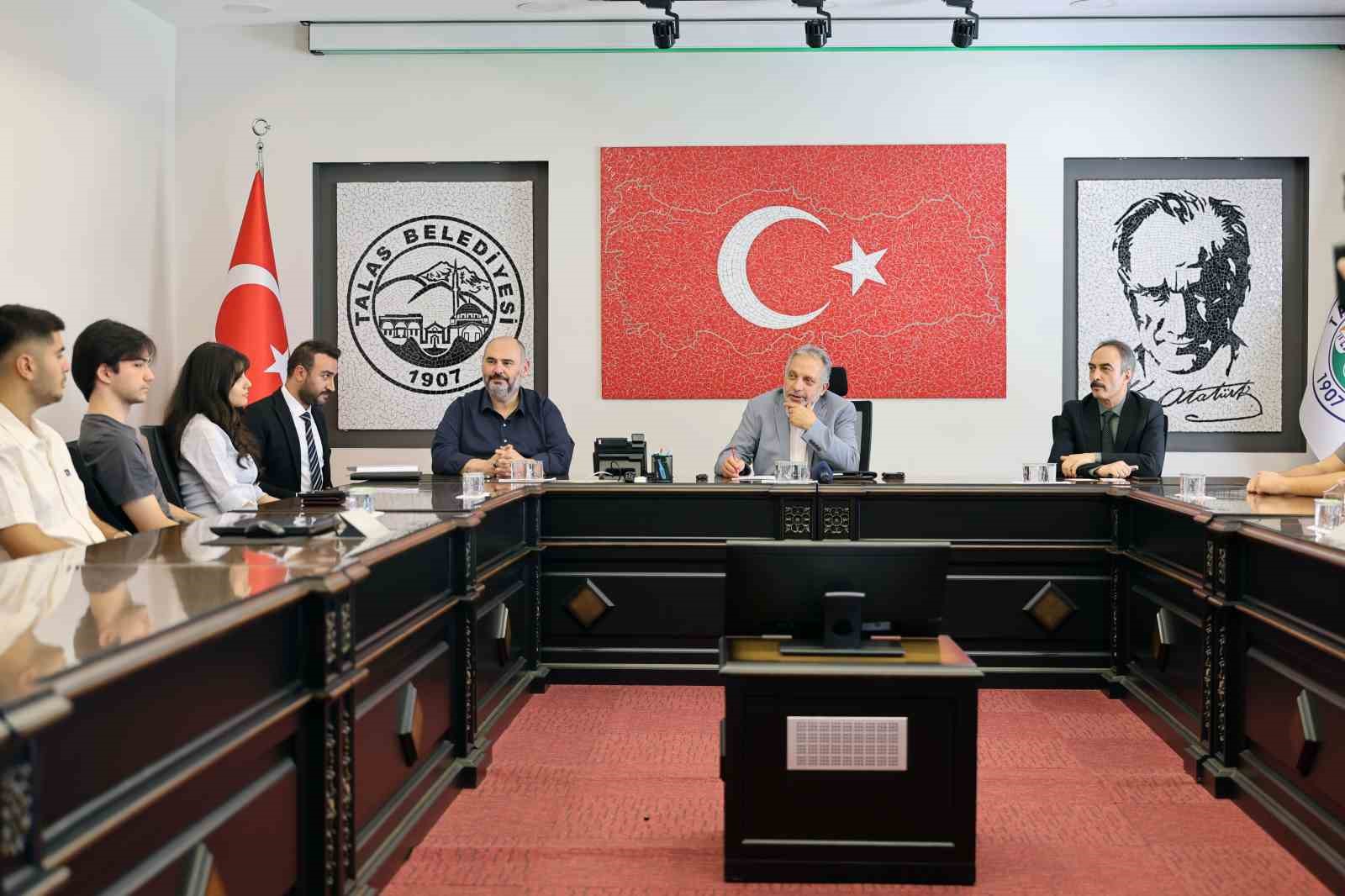 Talas’ın kütüphanelerinde üniversiteyi kazandılar, Başkan Yalçın’a teşekküre geldiler