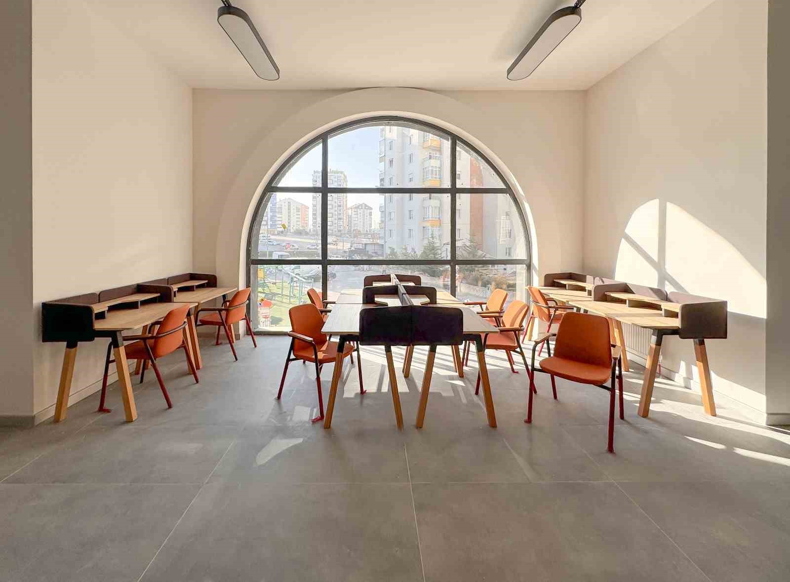 Melikgazi’de gençlerin yeni buluşma noktası Akıl Küpü Kütüphaneleri’ne bir yenisi daha ekleniyor