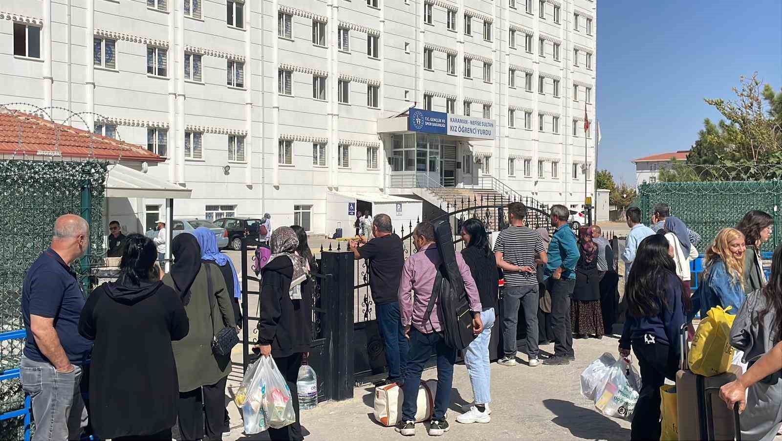 Karaman’da üniversiteli öğrencilerin yurtlara yerleşmeleri devam ediyor