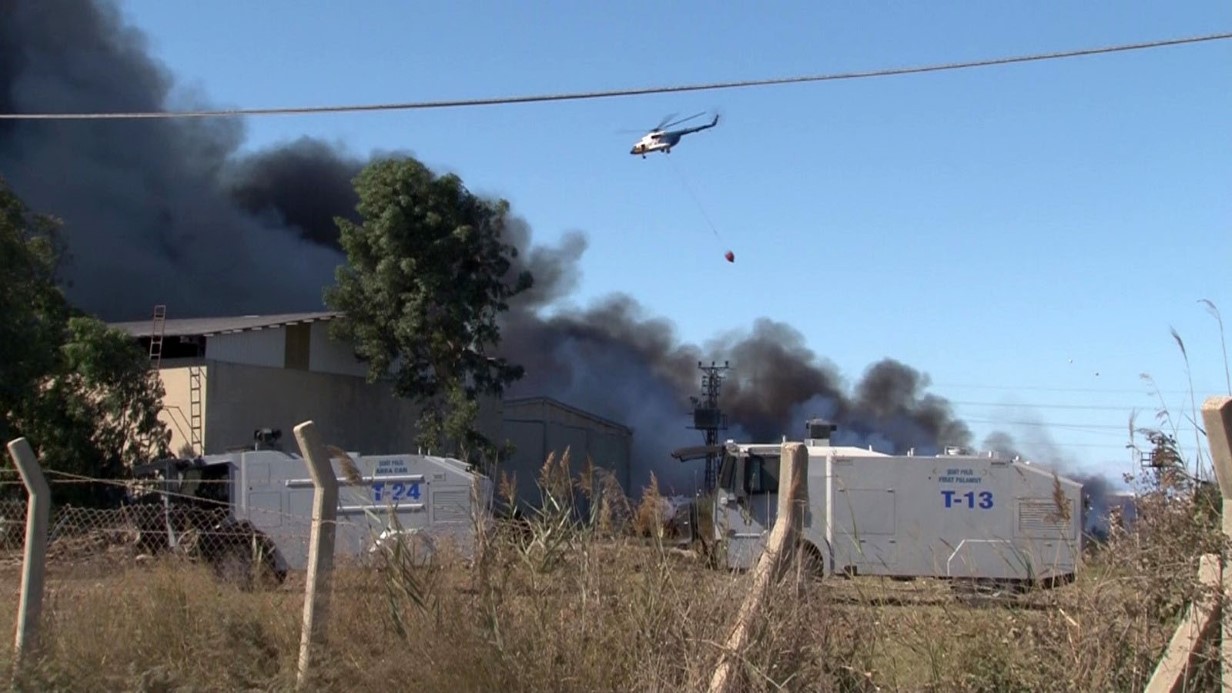 Adana’da geri dönüşüm fabrikasındaki yangına havadan ve karadan müdahale sürüyor