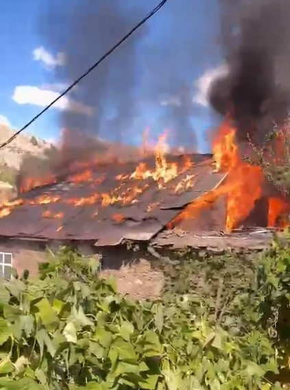 Bitlis’te 2 katlı evde korkutan yangın