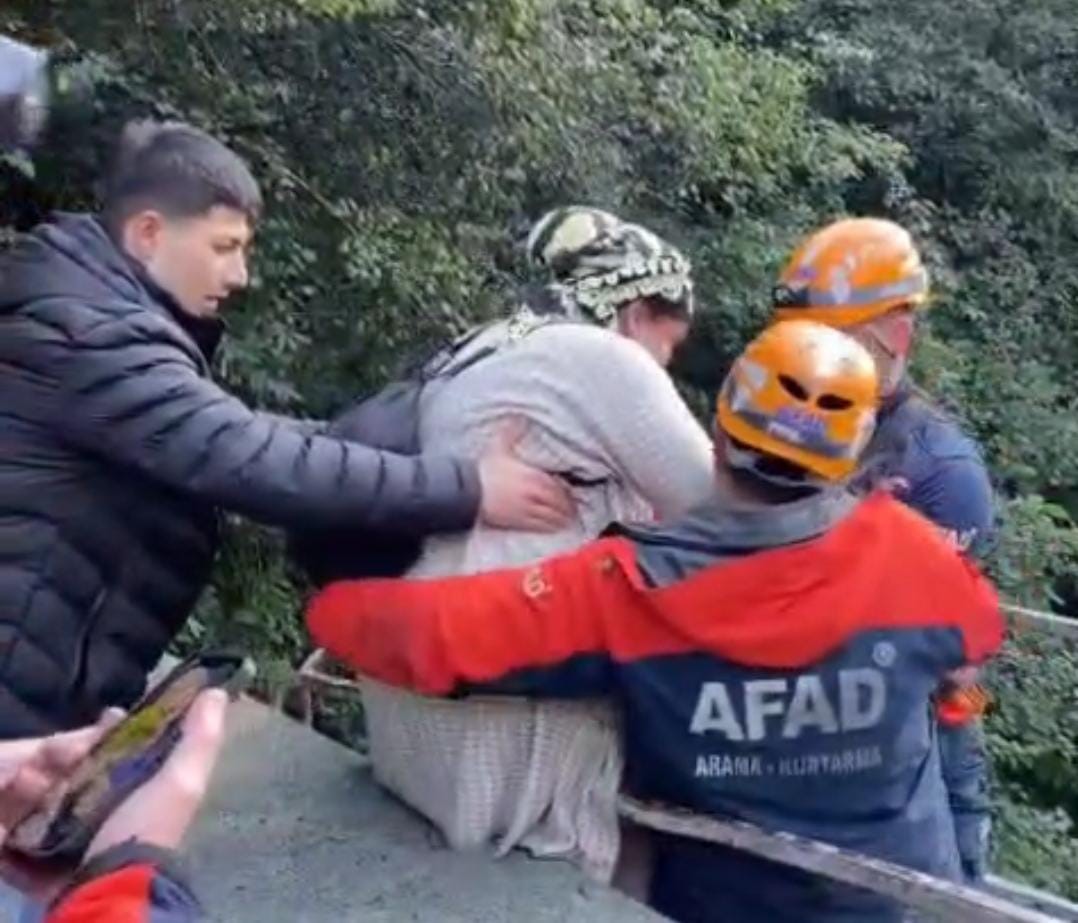 Rize’de heyelan nedeniyle mahsur kalan hastalar AFAD’ın operasyonuyla kurtarıldı