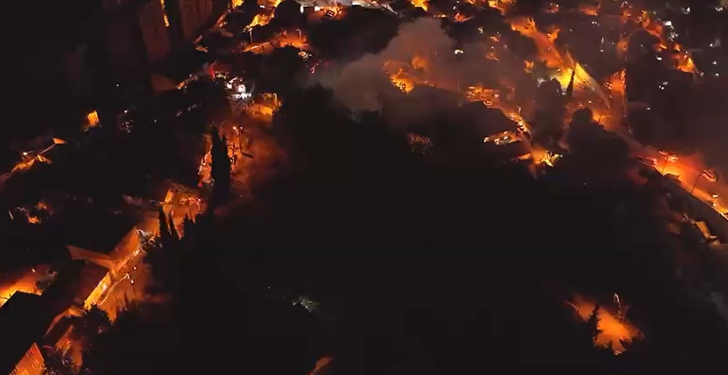 Kocaeli’de ormanlık alandaki baraka alev alev yandı