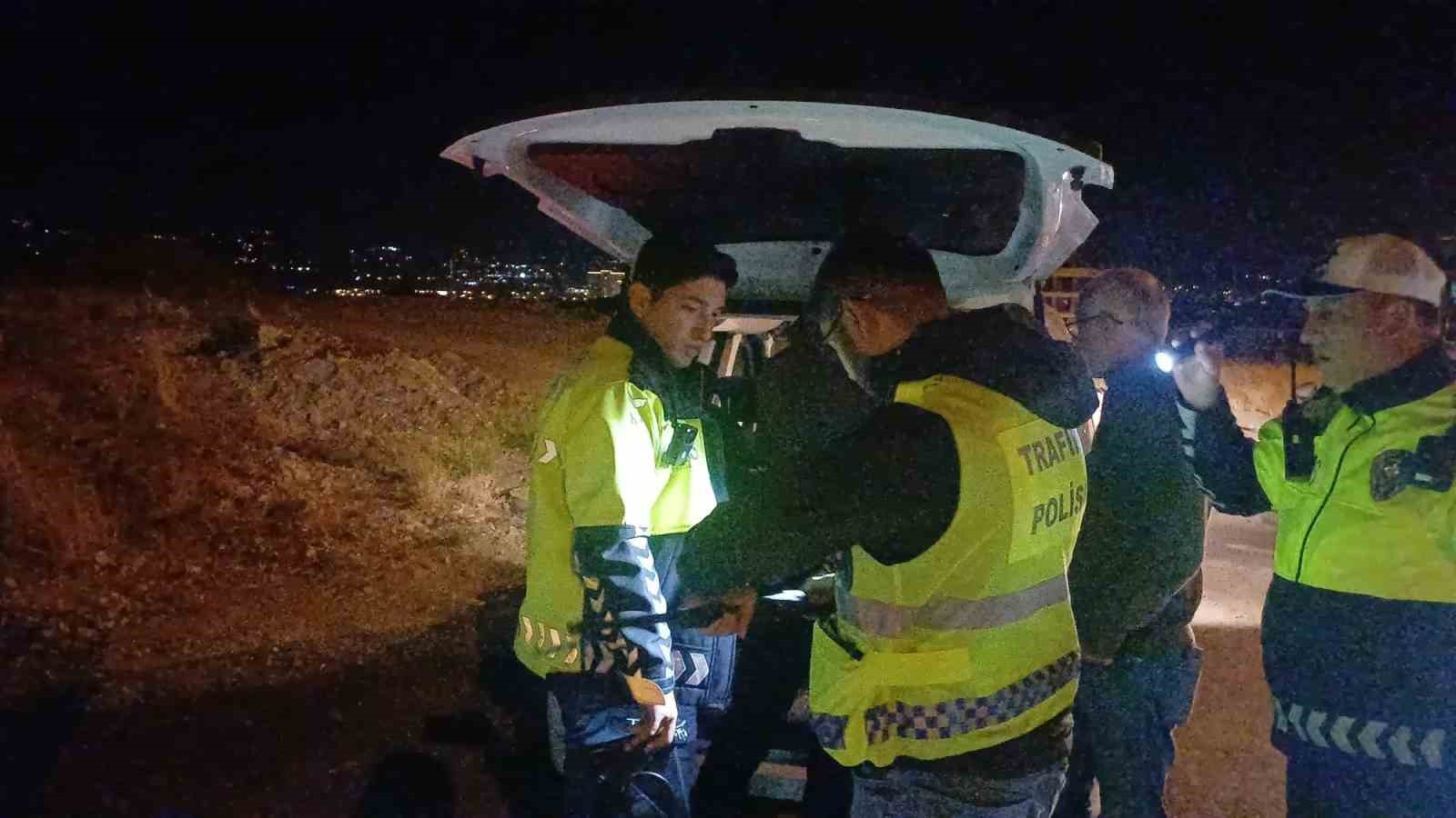 Polisin şüphe üzerine durdurduğu cipten ruhsatsız tüfek çıktı