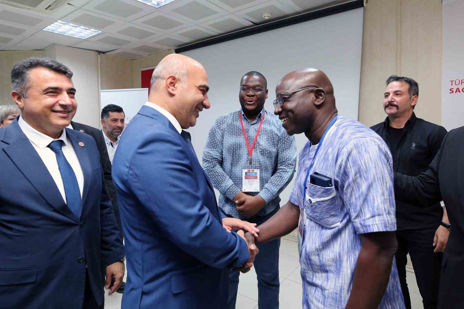 İzmir’de Burkina Fasolu sağlıkçılar sertifikalarını aldı