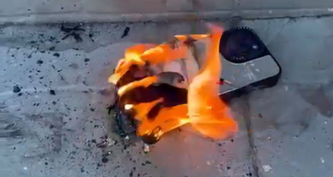 Binlerce liralık telefon bir anda alev aldı