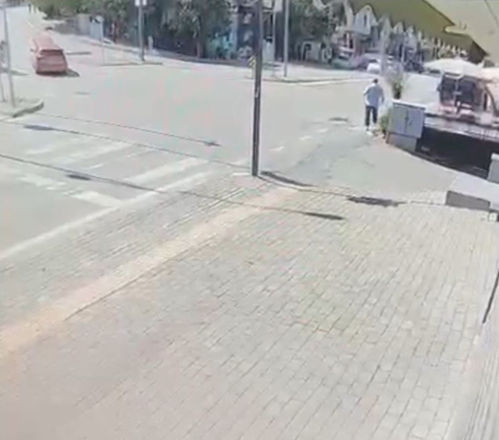 Bursa’da el freni çekilmeyen otomobil metrelerce geri gelip kuyumcuya daldı: 500 bin lira zarar