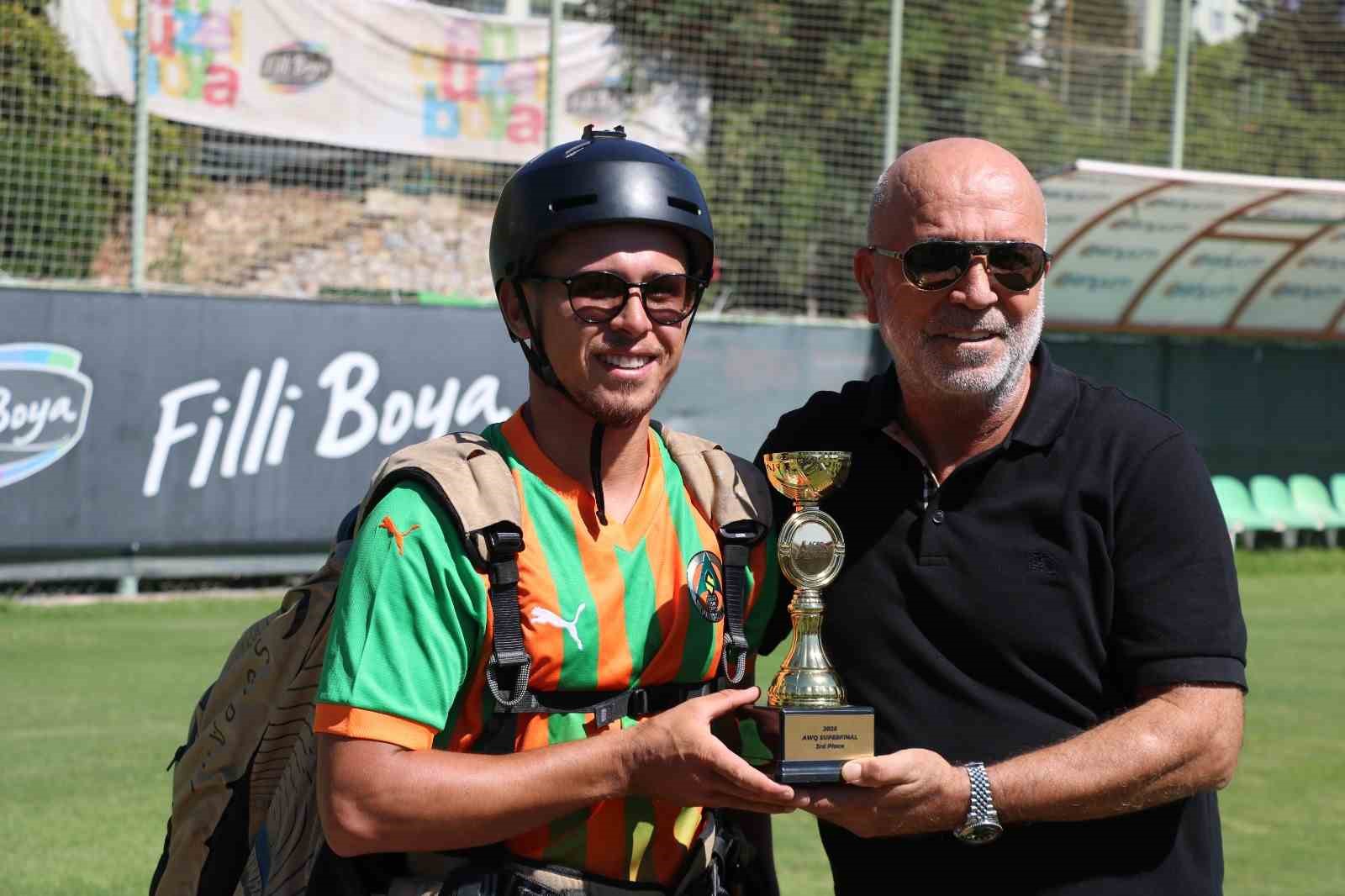 Dünya üçüncülüğü kupası ile Alanyaspor tesislerine paraşütle indi, kupayı Başkan Çavuşoğlu’na takdim etti