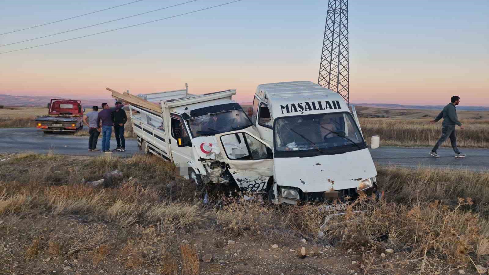 Çorum’da minibüs kamyonetle çarpıştı: 4 yaralı