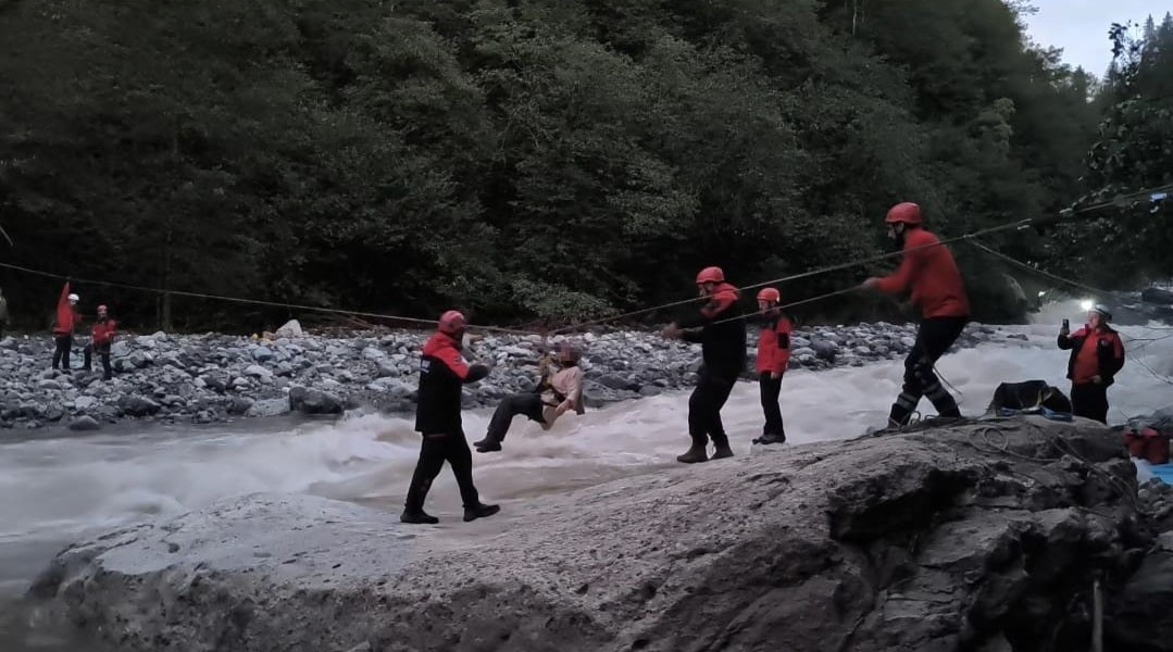 Rize’de kullandığı teleferik selde zarar görünce evinde mahsur kalan kadın kurtarıldı