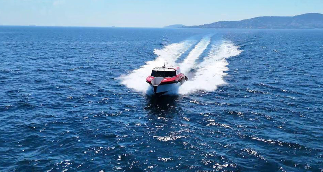 Denizin ortasından kıyıya umut taşıyorlar